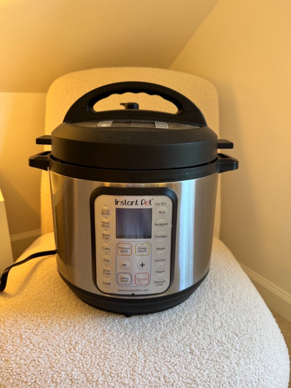 Instant Pot 6Qt Duo Plus 9-in-1 Multicooker, Pressure Cooker, Slow Cooker - Picture 2 of 6
